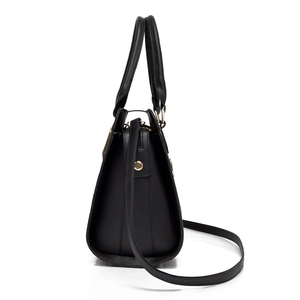 Grande borsa a mano nera goffrata a quadri per donna con hardware dorato e doppi manici