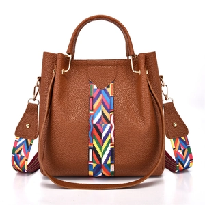 Braune Lederhandtasche mit buntem geometrisch gewebtem breitem Gurt für Damen
