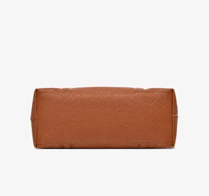 Dettaglio della base larga di una borsa marrone in pelle PU con trama a grana di litchi