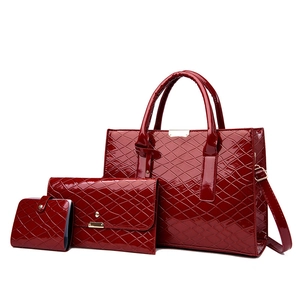 Dreiteiliges Set weinrote Lackledertaschen mit gestepptem Rautenmuster für Damen