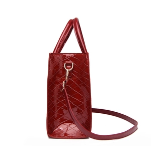 Dunkelrote Lackleder-Handtasche mit Gitterprägung und goldenen Metallbeschlägen für Damen