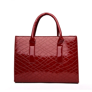 Elegante tiefrote Lackleder Handtasche mit Rautensteppung und Doppelgriffen für Damen