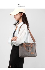 Détail du sac cabas en toile gris foncé avec bandoulière marron et grandes poches