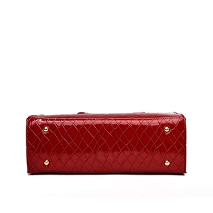 Rote Handtasche mit Krokoprägung, glänzender Oberfläche und schützenden Metallfüßen