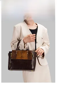 Détails du sac à main en cuir marron foncé embossé crocodile et finitions dorées