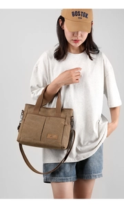 Sac fourre-tout en toile marron avec poches et bandoulière porté par un mannequin