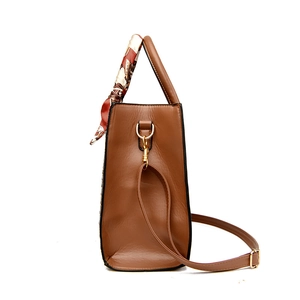 Borsa da donna marrone trama coccodrillo con foulard decorativo avvolto sul manico