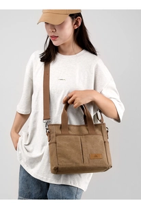 Sac à bandoulière en toile marron avec poches et sangle réglable sur un mannequin