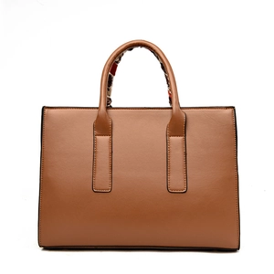 Borsa tote marrone motivo coccodrillo con foulard in seta su sfondo bianco puro