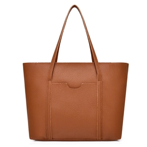 Borsa tote minimalista in pelle marrone con trama litchi e tasca frontale aperta