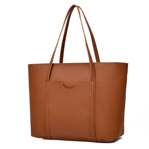 Borsa tote grande minimalista marrone caramello in pelle martellata con tracolle fini