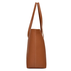 Borsa tote marrone in pelle con trama litchi e ampio spazio interno vista laterale