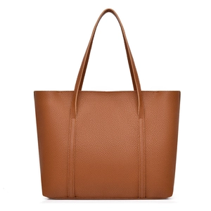 Borsa tote minimalista grande in pelle marrone martellata con manici lunghi