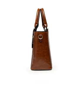 Vue de côté du sac à main marron effet crocodile avec poignées et boucles en métal