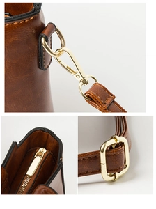 Détails du sac en cuir marron à motif crocodile avec ferrures dorées et fermeture éclair