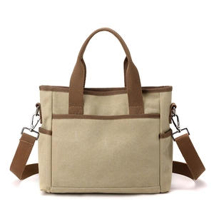 Sac cabas minimaliste en toile kaki et marron avec bandoulière réglable et poches frontales