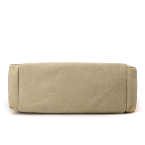 Sac fourre-tout en toile kaki vu de profil avec texture tissée et coutures soignées