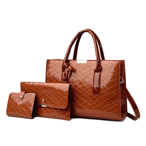 Braunes Handtaschen-Set mit Krokodilmuster bestehend aus Tragetasche und Clutch