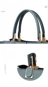 Détail du sac à main bleu sarcelle avec poignées rondes et attaches en métal doré