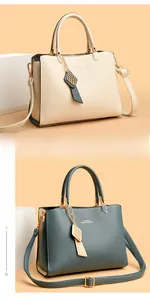 Détail de sacs à main en cuir grainé avec finitions dorées et logo de la marque