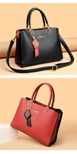 Détails de sacs à main en cuir avec poignées rondes et breloques dorées