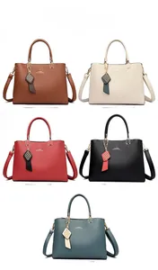 Vue détaillée de sacs à main trapèze en cuir PU disponibles en cinq couleurs tendance