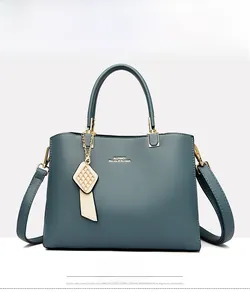 Sac à main bleu lac en cuir à motif litchi avec détails en métal doré