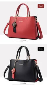 Détails du sac à main en cuir PU grainé avec logo doré et pendentif géométrique