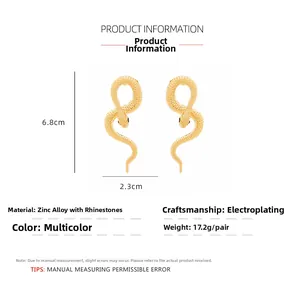 Détail de boucles d'oreilles serpent dorées avec strass et dimensions