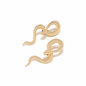 Détail de boucles d'oreilles serpent dorées avec textures d'écailles et design incurvé
