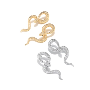 Boucles d'oreilles serpent dorées et argentées texturées avec écailles et détails noirs