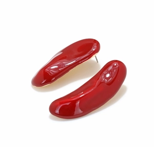 Vue détaillée de boucles d'oreilles asymétriques en émail rouge foncé et bords dorés