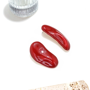 Boucles d'oreilles clous en émail rouge en forme de haricot au design géométrique asymétrique
