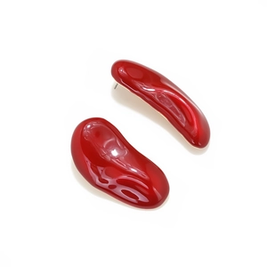 Vue détaillée de boucles d'oreilles géométriques en émail rouge brillant et poli