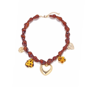 Collier en perles de résine brun-rouge avec un grand pendentif en forme de cœur doré