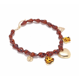 Collier en résine ambre fait main avec pendentifs cœur et fleur en métal doré
