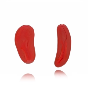 Boucles d'oreilles asymétriques en émail rouge au fini brillant et design moderne