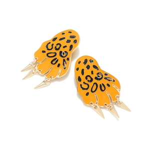 Orecchini a forma di artiglio di leopardo in smalto arancione con ciondoli d'oro