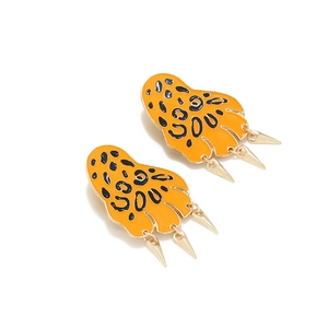 Orecchini a perno a forma di artiglio di leopardo con smalto arancione e punte dorate