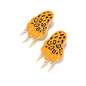 Dettaglio degli orecchini ad artiglio di leopardo arancione con smalto e ciondoli d'oro