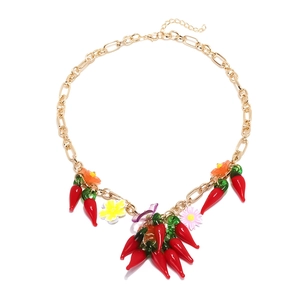 Collier fait main avec pendentifs piment rouge et breloques de fleurs de marguerite