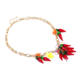 Collier chaîne trombone dorée avec piments rouges artisanaux et breloques de fleurs en verre