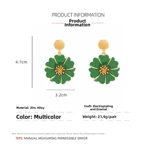 Détails de boucles d'oreilles fleurs en émail vert, dimensions 4,7 cm sur 3,2 cm
