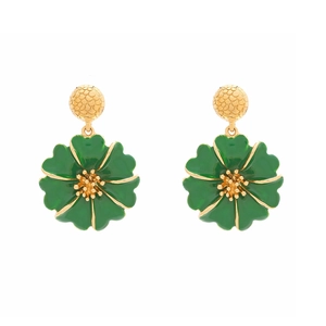 Détail de pétales de fleurs en émail vert avec texture dorée sur boucles d'oreilles