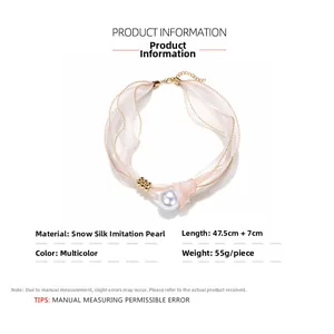 Dettaglio collana in chiffon rosa con grande perla e catenella dorata regolabile da 47,5cm