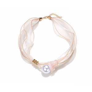 Collana fatta a mano con grande pendente di perla, nastro di organza rosa e perle d'oro