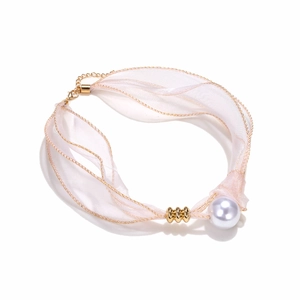 Dettaglio della collana in organza rosa con bordo dorato e ciondolo con perla bianca