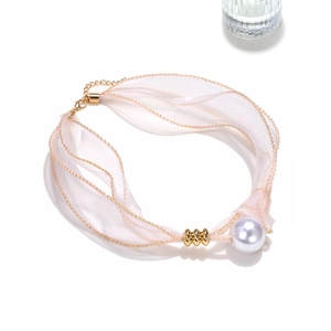 Choker in organza rosa con grande perla bianca e bordi a catena dorata da donna