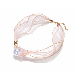 Elegante collana in nastro di organza rosa con grande perla bianca e catena dorata