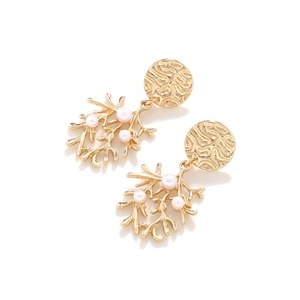 Orecchini a corallo dorato di lusso con texture martellata e perle su sfondo bianco